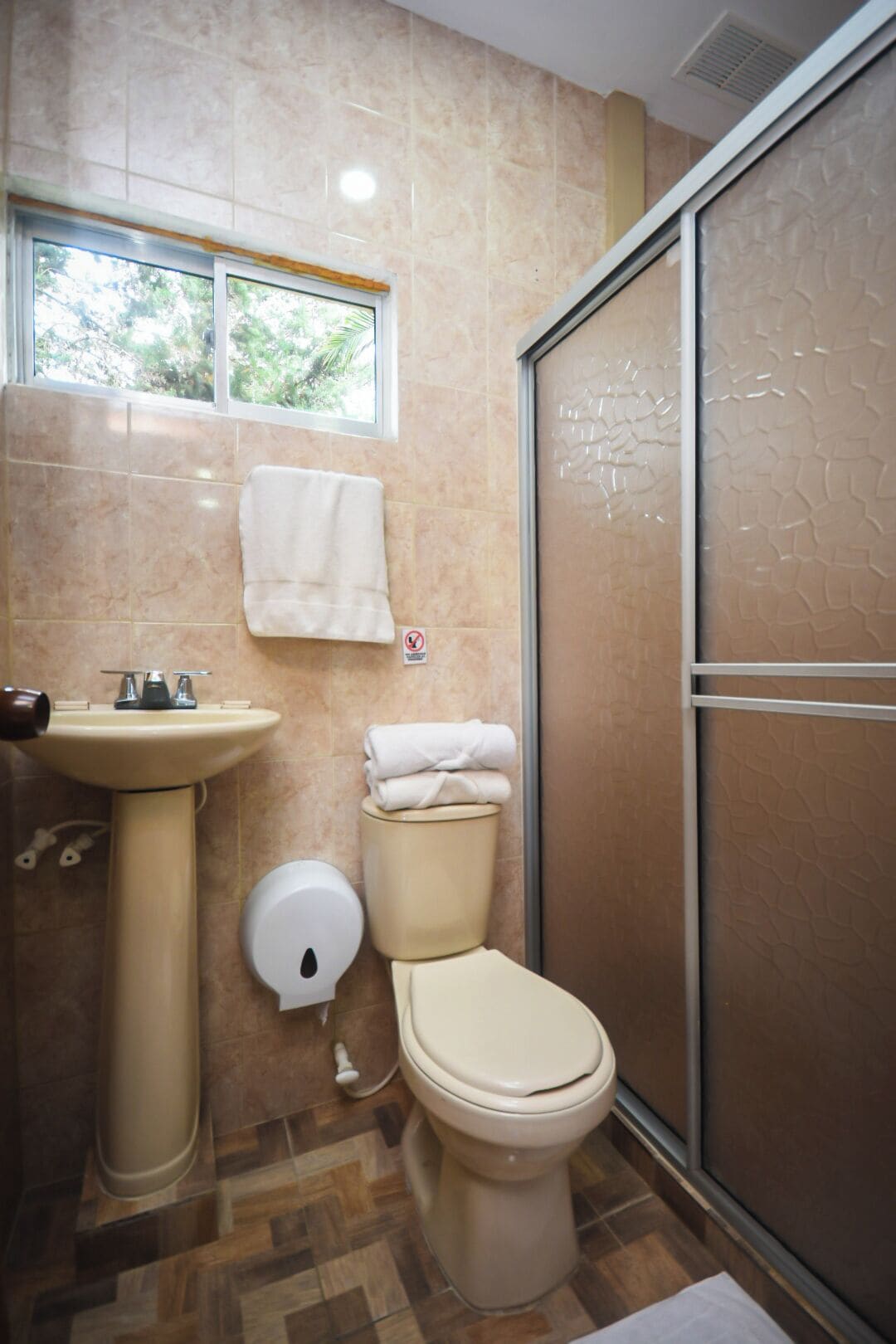 Standard Quadruple Room | Bathroom