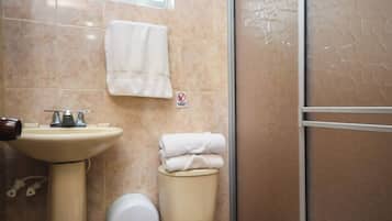 Standard Quadruple Room | Bathroom