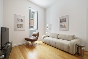 TV - Casa do Beco: Arroios Heart & Castle Views (Lisbon)