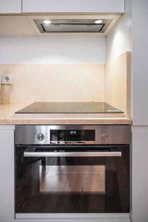 Fridge, oven, dishwasher, coffee/tea maker - Casa do Beco: Arroios Heart & Castle Views (Lisbon)
