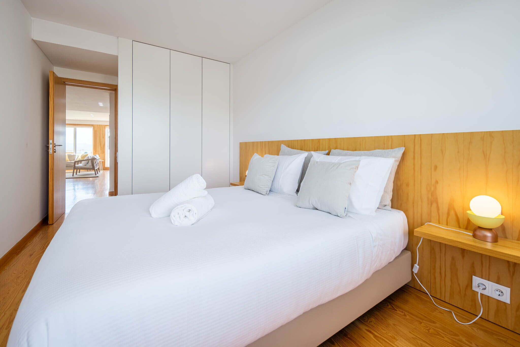 2 habitaciones, tabla de planchar con plancha y ropa de cama 