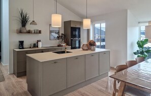 Fridge, microwave, oven, dishwasher - 3 bedroom awesome home in Løkken (Løkken)