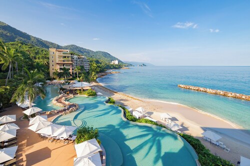 Luxurious Beach Resort in Puerto Vallarta-2 Bedroom Beach Condo for the holidays
