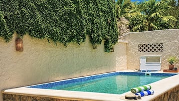 Una piscina al aire libre, tumbonas