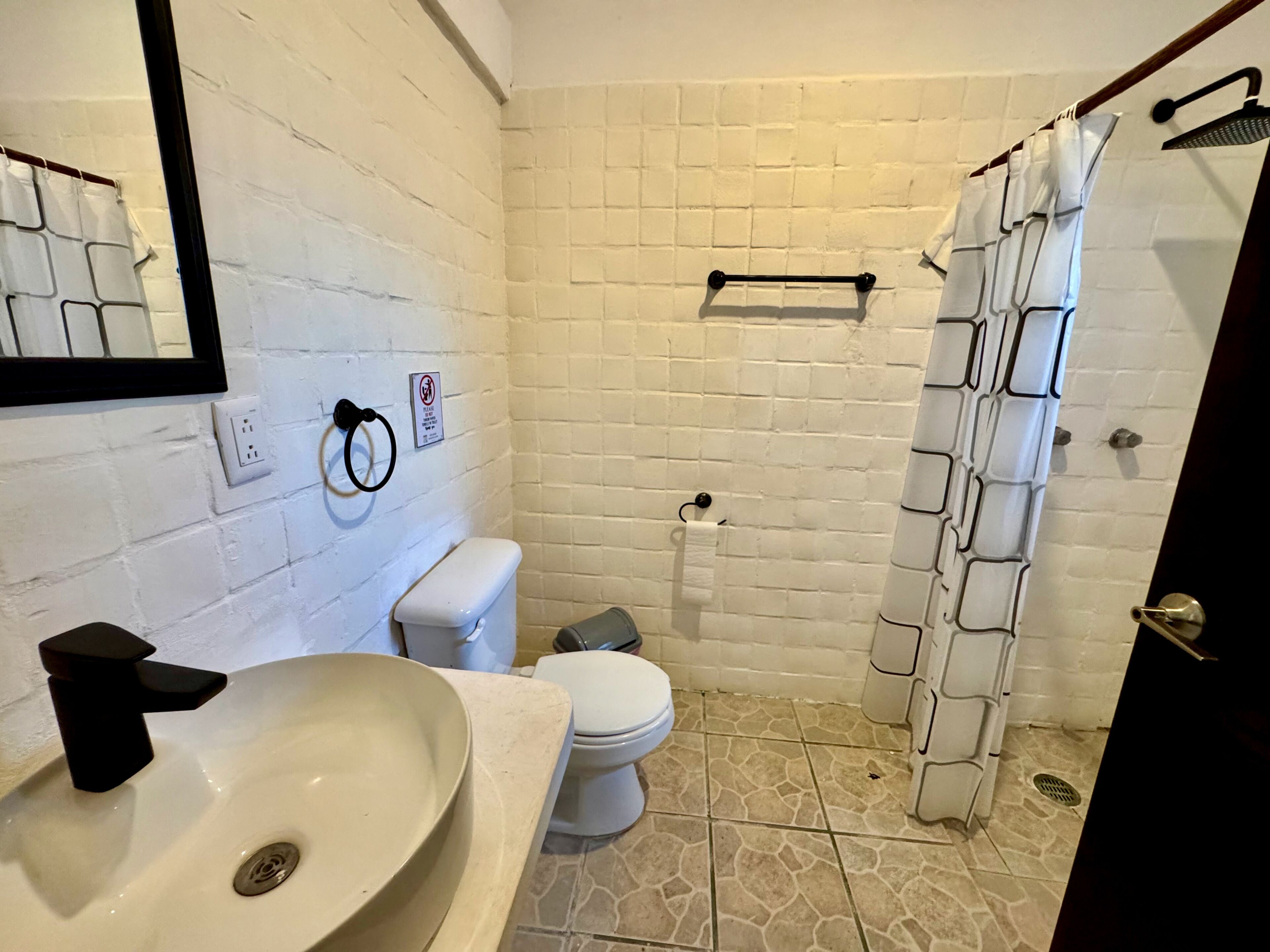 Habitación Deluxe | Baño | Ducha, toallas, jabón y papel higiénico