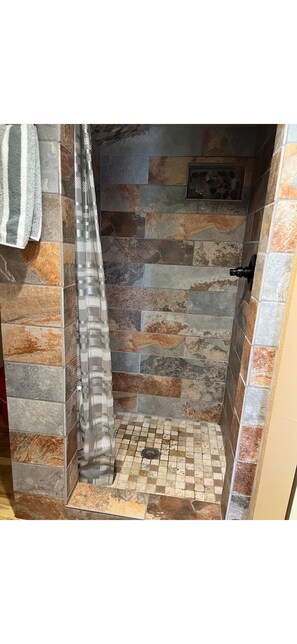 Bathroom - Peaceful studio with AC in charming Chiloquin perfect for getaway (Chiloquin)