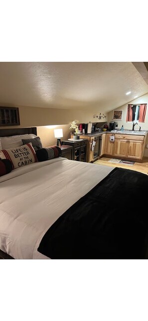 Room - Peaceful studio with AC in charming Chiloquin perfect for getaway (Chiloquin)