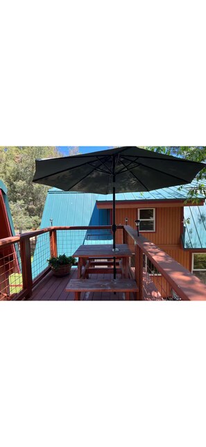 Outdoor dining - Peaceful studio with AC in charming Chiloquin perfect for getaway (Chiloquin)