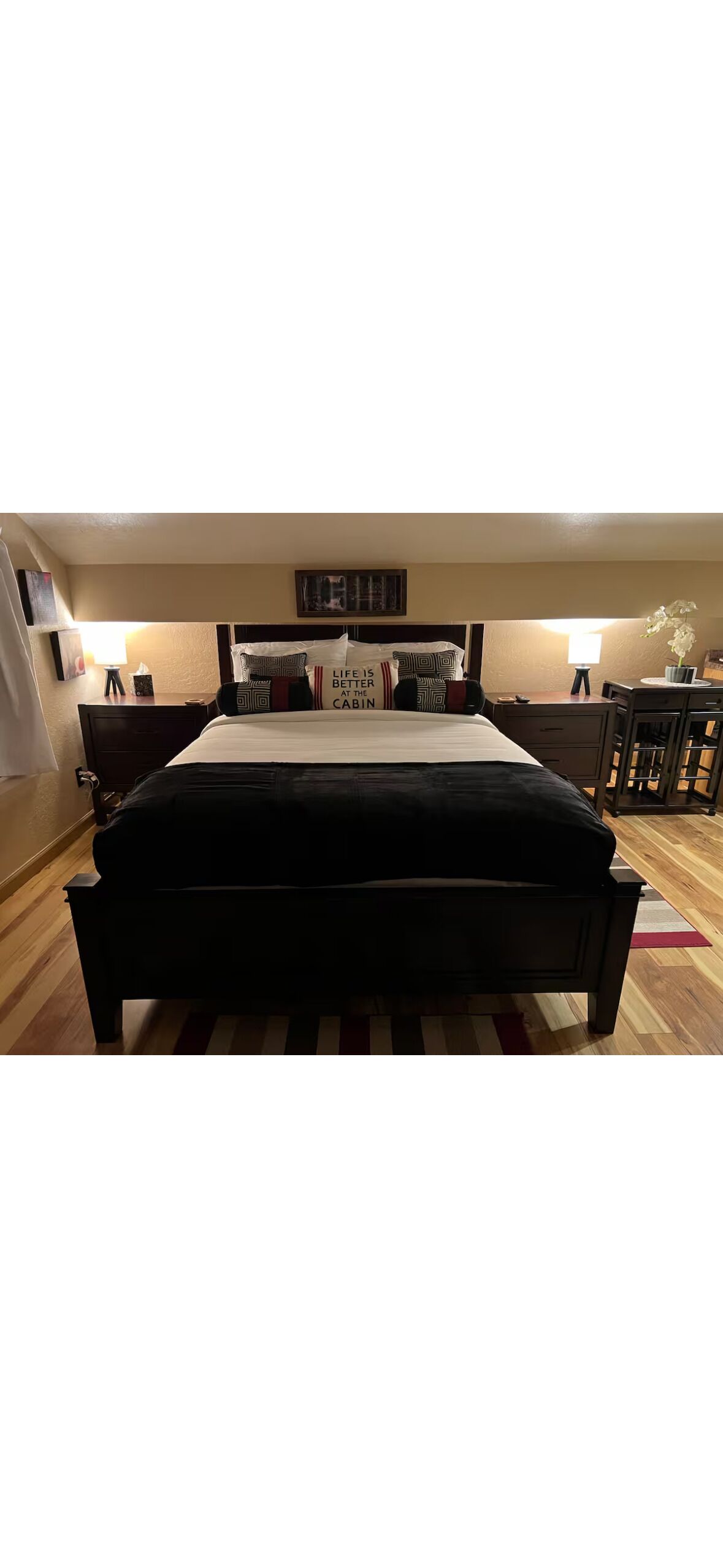 Tabla de planchar con plancha, cuna de viaje, wifi gratis y ropa de cama