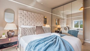4 bedrooms, iron/ironing board, Internet, bed sheets