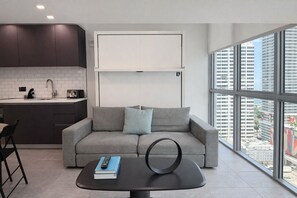 TV, offices - Best Location Downtown Condotel with Water View, Pool, Gym & Restaurant (Miami)