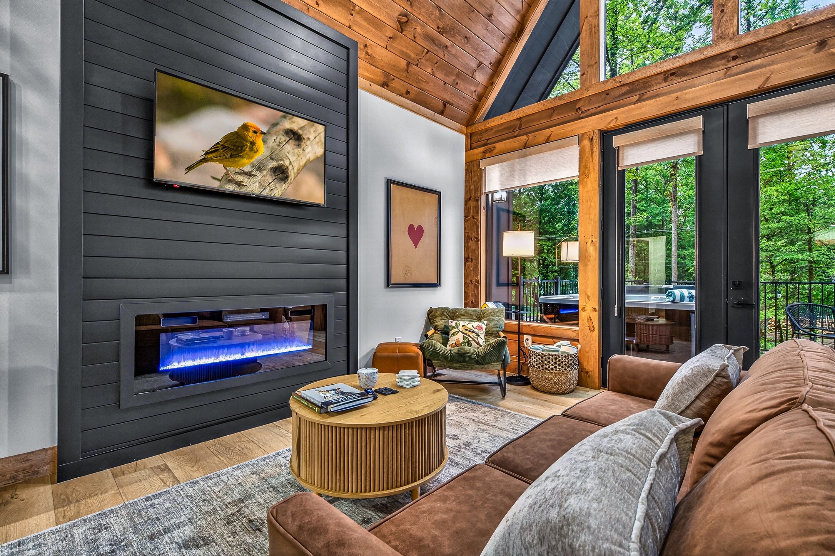 Smart TV y chimenea 