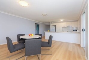 Dining - Modern 5BR 3Bath Home | Ducted A/C | Workstay Friendly (Muswellbrook)