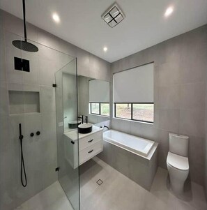 Bathroom - Modern 5BR 3Bath Home | Ducted A/C | Workstay Friendly (Muswellbrook)