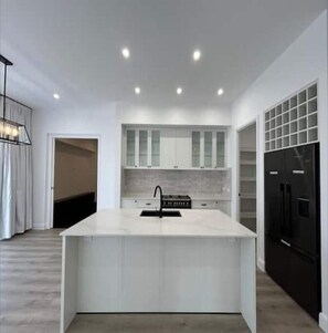 Private kitchen - Modern 5BR 3Bath Home | Ducted A/C | Workstay Friendly (Muswellbrook)