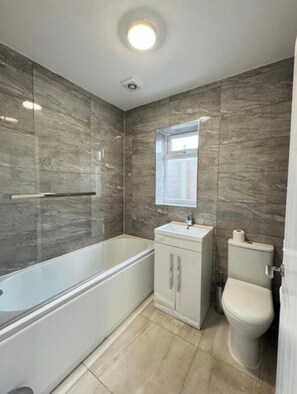 Bathroom - Spacious 3 bed bungalow In Southmead (Southmead)