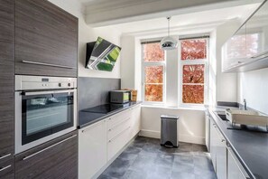 Een koelkast, een microgolfoven, een oven, een kookplaat