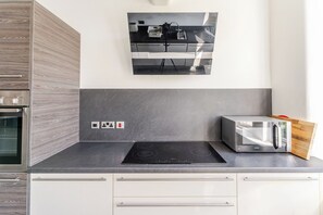 Fridge, microwave, oven, stovetop - Luxury 3 Bed Apartment (Pill)
