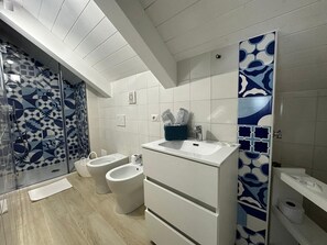 Shower, hair dryer, towels - Room 'Camera Deluxe Amalfi' with Shared Terrace, Wi-Fi and Air Conditioning (Furore)