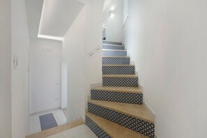 A staircase with patterned tiles and a modern design. - Room 'Camera Deluxe Amalfi' with Shared Terrace, Wi-Fi and Air Conditioning (Furore)