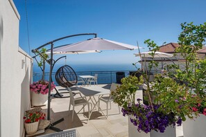 Outdoor dining - Room 'Camera Deluxe Amalfi' with Shared Terrace, Wi-Fi and Air Conditioning (Furore)