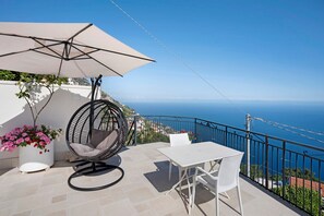 Outdoor dining - Room 'Camera Deluxe Amalfi' with Shared Terrace, Wi-Fi and Air Conditioning (Furore)