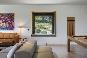 Games room - Luxury 6BR Villa, Heated Infinity Pool, Playground (Pazin)