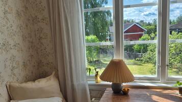 3 slaapkamers, een strijkplank/strijkijzer, gratis wifi, beddengoed