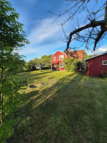 Charming Swedish Red House w Garden – 10 Min to Astrid Lindgren’s World