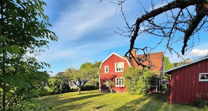 Charming Swedish Red House w Garden – 10 Min to Astrid Lindgren’s World