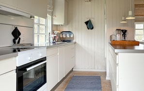 Réfrigérateur, micro-ondes, plaque de cuisson, cafetière/bouilloire