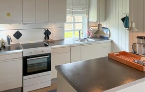 Fridge, microwave, stovetop, coffee/tea maker - Beautiful home in Fjerritslev with house sea view (Fjerritslev)
