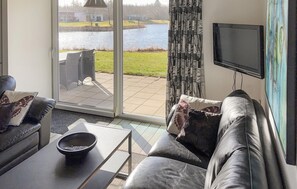 TV, fireplace - Stunning home in Ringkøbing with WiFi (Ringkøbing)