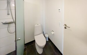 Shower - Stunning home in Ringkøbing with WiFi (Ringkøbing)