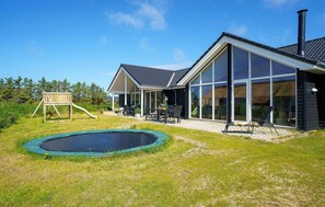 Outdoor dining - Nice home in Ringkøbing with sauna (Ringkøbing)