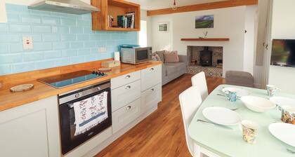 ARTIST’S COTTAGE, with open fire in Cashel, County Tipperary
