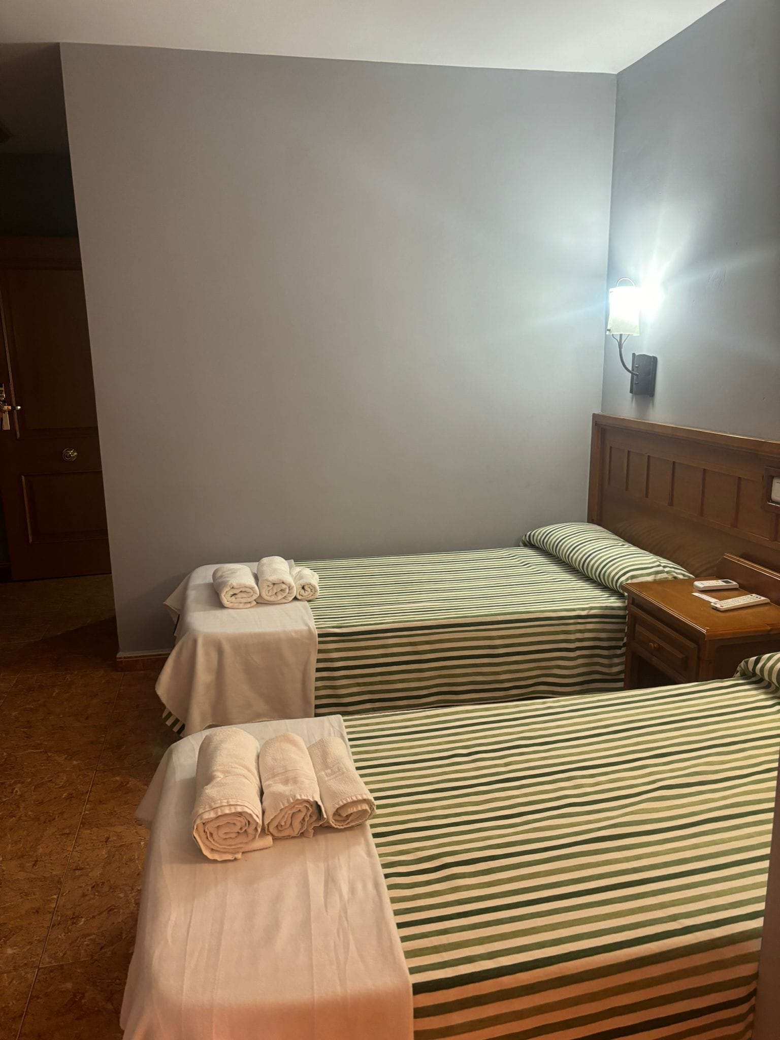 Habitación básica con 1 cama matrimonial o 2 individuales, vista a la ciudad | Caja de seguridad en la habitación, escritorio y wifi gratis 