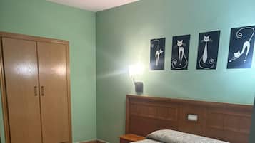Eenvoudige kamer, 1 twee- of 2 eenpersoonsbedden, uitzicht op stad | Een kluis op de kamer, een bureau, gratis wifi