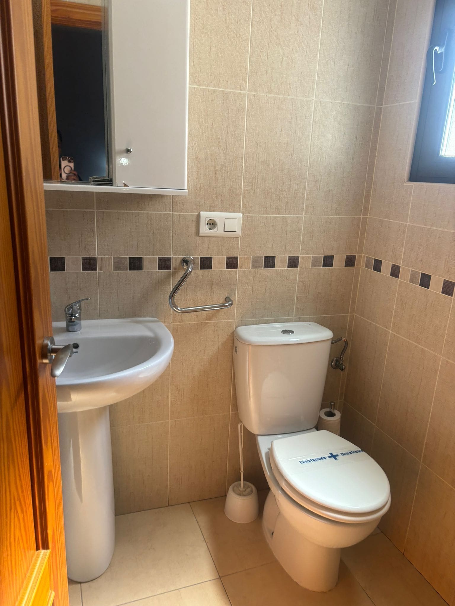 Eenvoudige kamer, 1 twee- of 2 eenpersoonsbedden, uitzicht op stad | Badkamer | Handdoeken, zeep, shampoo, toiletpapier