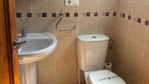 A bathroom with a sink, toilet, and a mirror. - HOTEL RESTAURANTE LA BARCA (Pedro Munoz)