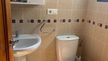 Eenvoudige kamer, 1 twee- of 2 eenpersoonsbedden, uitzicht op stad | Badkamer | Handdoeken, zeep, shampoo, toiletpapier