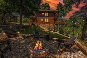 Property grounds - Little Bear: 3-bedroom cabin with Hot Tub, Putt Putt, Game Room & Fire Pit (Sevierville)
