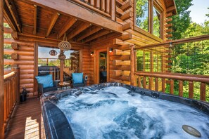 Terrace/patio - Little Bear: 3-bedroom cabin with Hot Tub, Putt Putt, Game Room & Fire Pit (Sevierville)