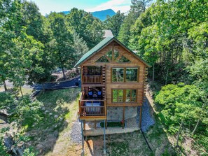 Exterior - Little Bear: 3-bedroom cabin with Hot Tub, Putt Putt, Game Room & Fire Pit (Sevierville)