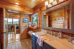 Interior - Little Bear: 3-bedroom cabin with Hot Tub, Putt Putt, Game Room & Fire Pit (Sevierville)
