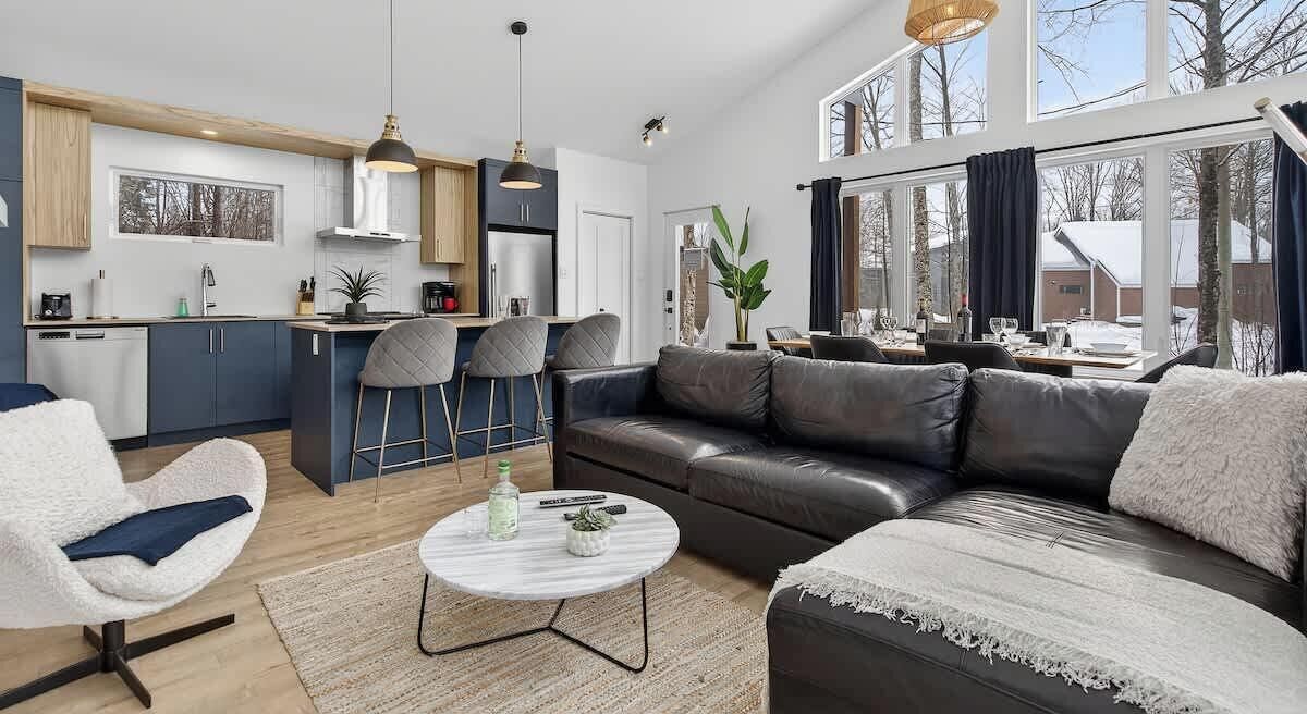 Smart-tv, eldstad och kontor
