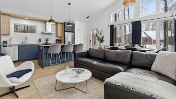 Smart-tv, eldstad och kontor