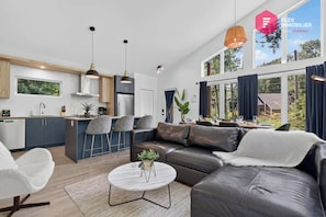 Smart TV, chimenea y oficina 