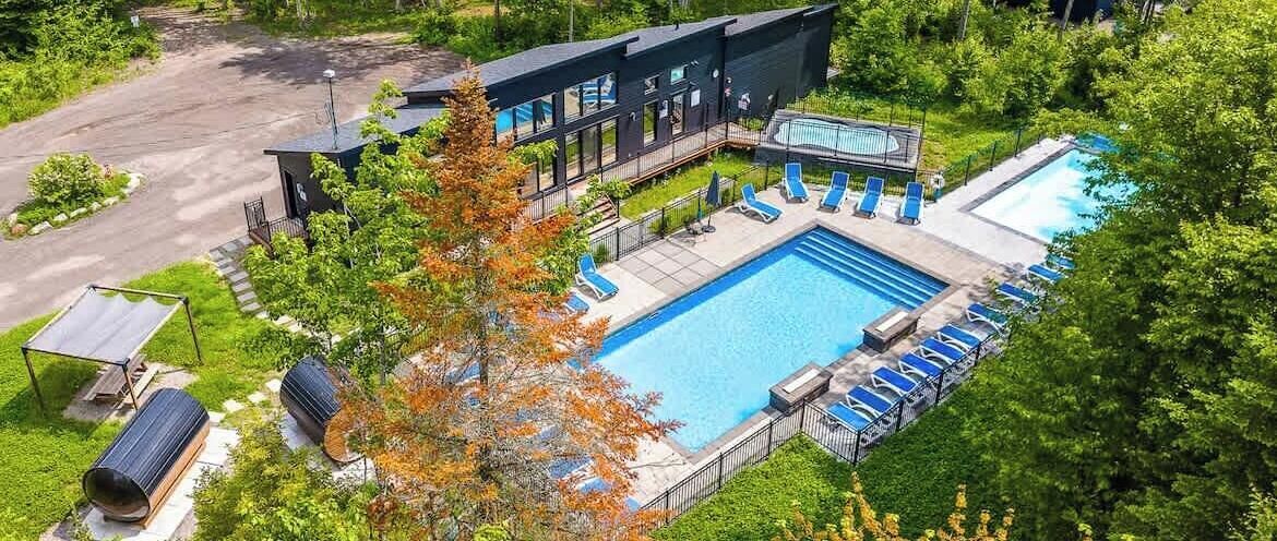 Utomhuspool och uppvärmd pool