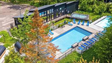 Utomhuspool och uppvärmd pool
